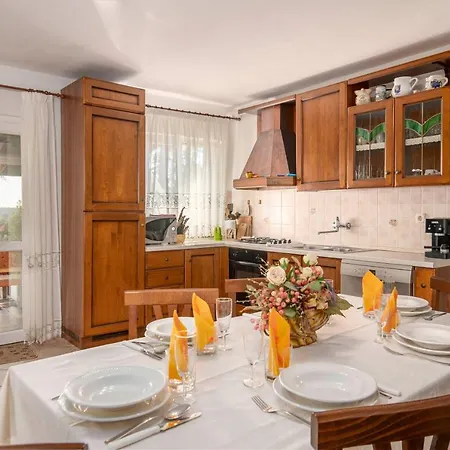 Damar Villa *